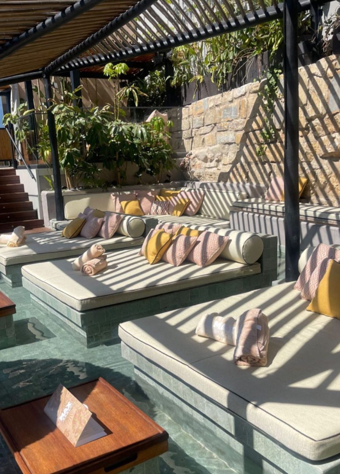 Daybeds et coussins sur-mesure au bord d'une piscine